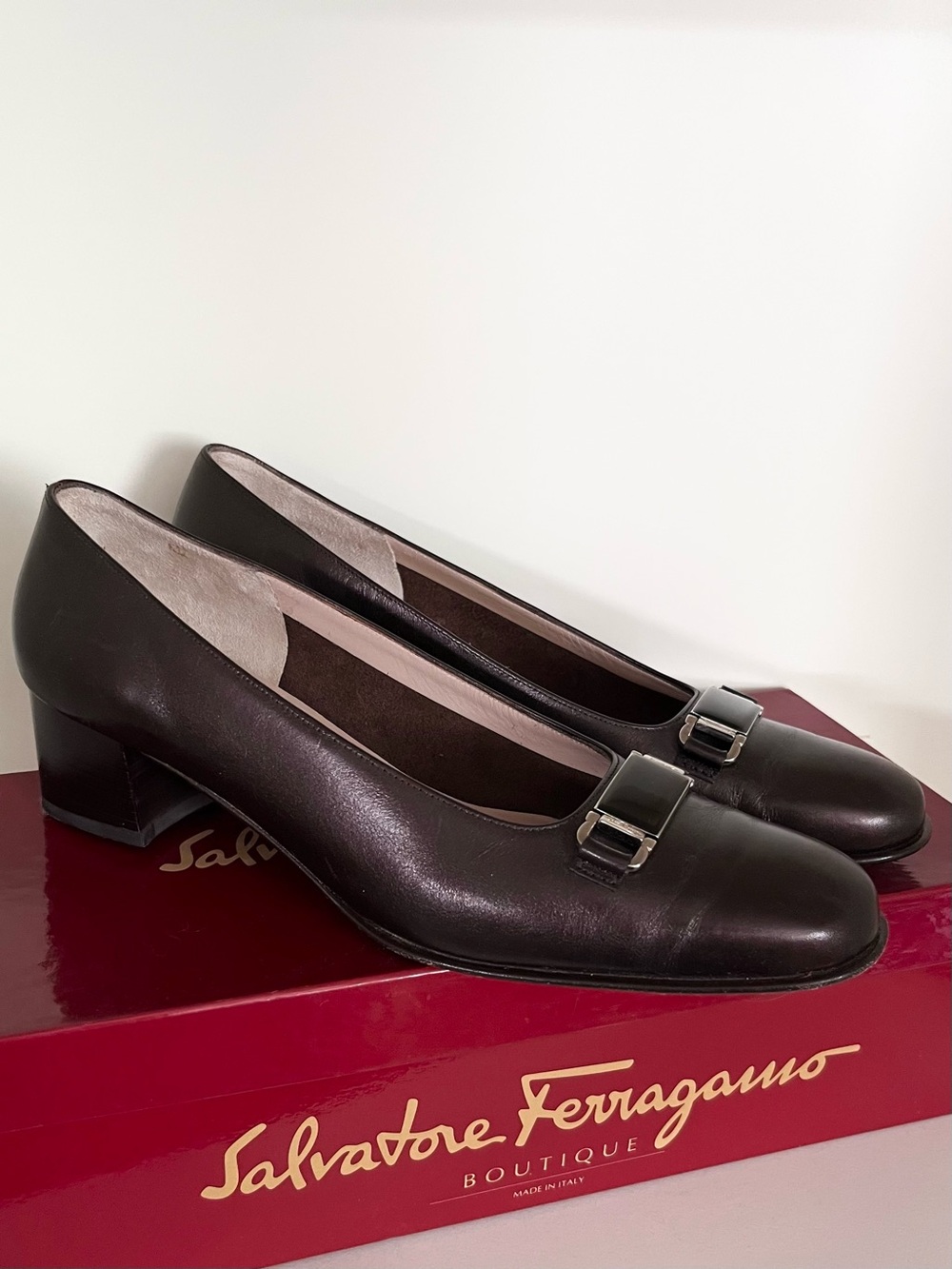 Salvatore Ferragamo leather pump size 8 (2A)